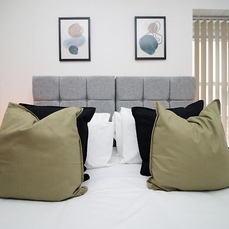 No 2 Under The Clock By Ssw - 2Br, Right In The City Centre, Sleeps 6 Cardiff Kültér fotó