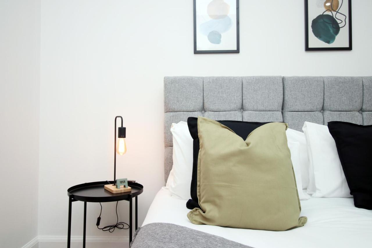 No 2 Under The Clock By Ssw - 2Br, Right In The City Centre, Sleeps 6 Cardiff Kültér fotó