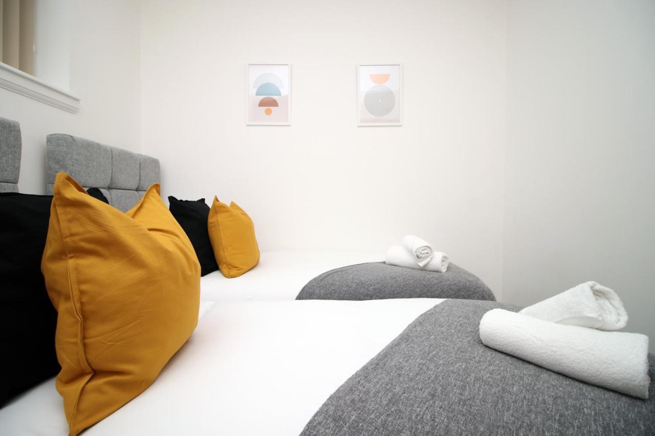 No 2 Under The Clock By Ssw - 2Br, Right In The City Centre, Sleeps 6 Cardiff Kültér fotó