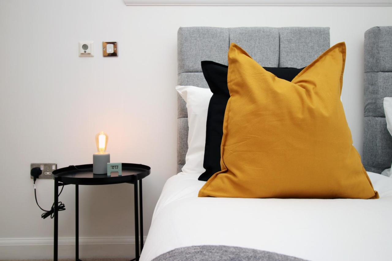 No 2 Under The Clock By Ssw - 2Br, Right In The City Centre, Sleeps 6 Cardiff Kültér fotó