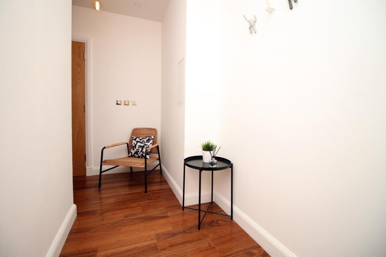 No 2 Under The Clock By Ssw - 2Br, Right In The City Centre, Sleeps 6 Cardiff Kültér fotó