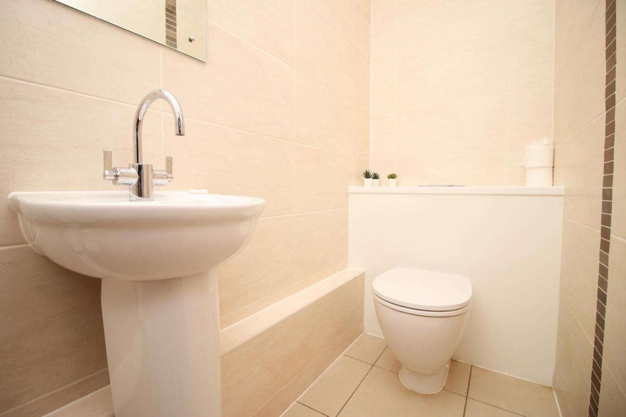 No 2 Under The Clock By Ssw - 2Br, Right In The City Centre, Sleeps 6 Cardiff Kültér fotó