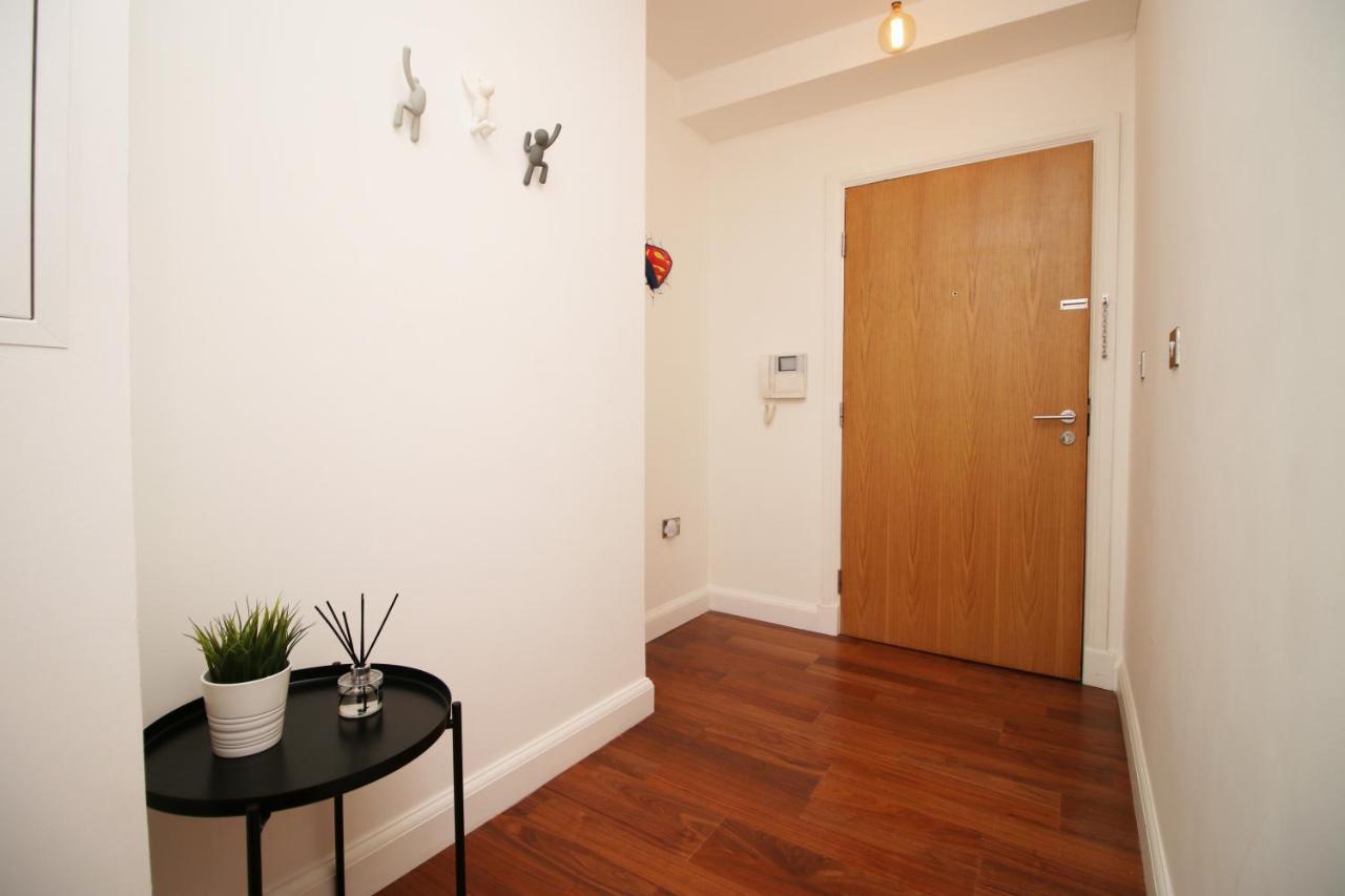 No 2 Under The Clock By Ssw - 2Br, Right In The City Centre, Sleeps 6 Cardiff Kültér fotó