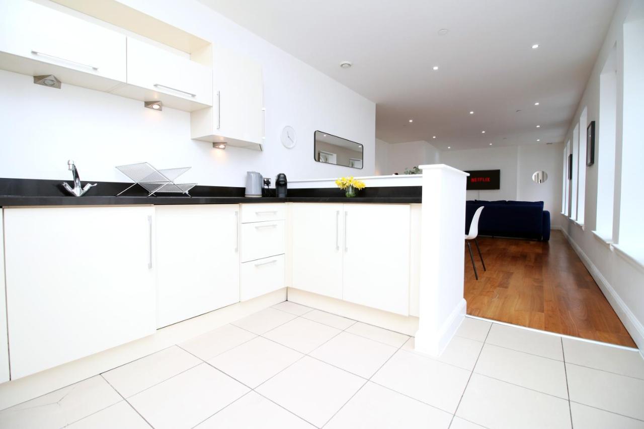 No 2 Under The Clock By Ssw - 2Br, Right In The City Centre, Sleeps 6 Cardiff Kültér fotó