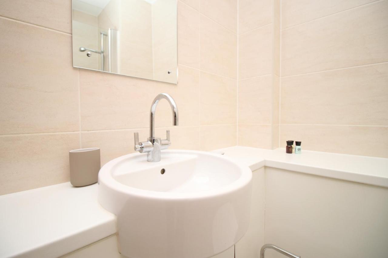 No 2 Under The Clock By Ssw - 2Br, Right In The City Centre, Sleeps 6 Cardiff Kültér fotó