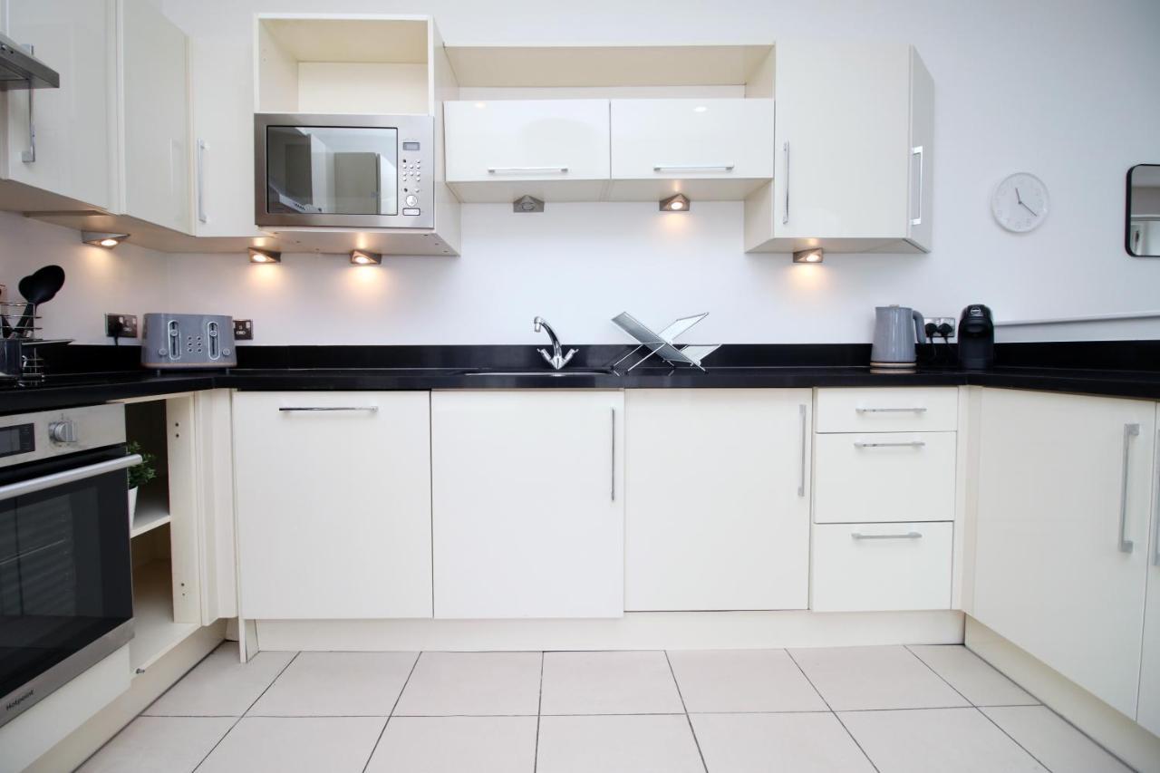 No 2 Under The Clock By Ssw - 2Br, Right In The City Centre, Sleeps 6 Cardiff Kültér fotó