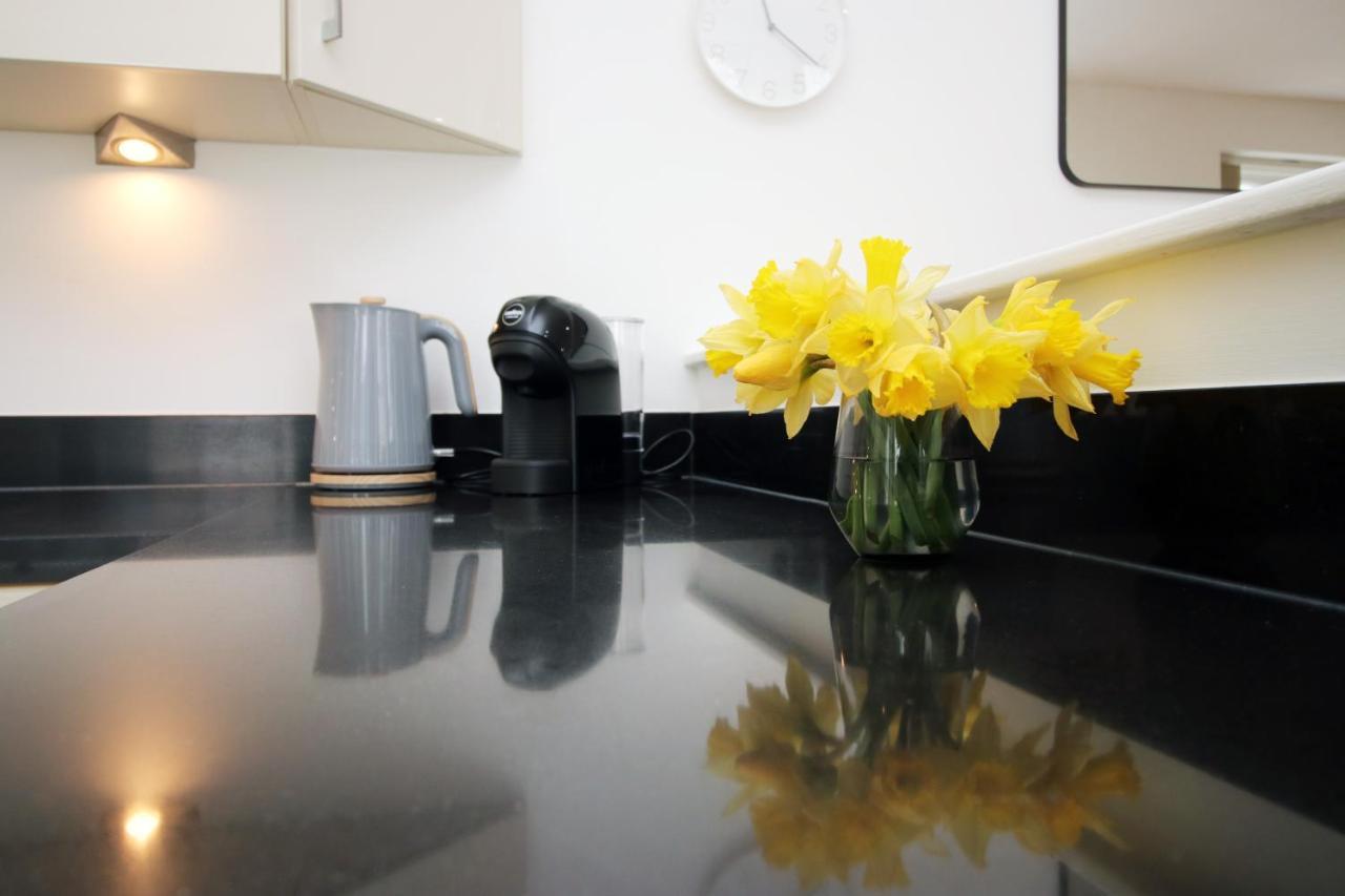 No 2 Under The Clock By Ssw - 2Br, Right In The City Centre, Sleeps 6 Cardiff Kültér fotó