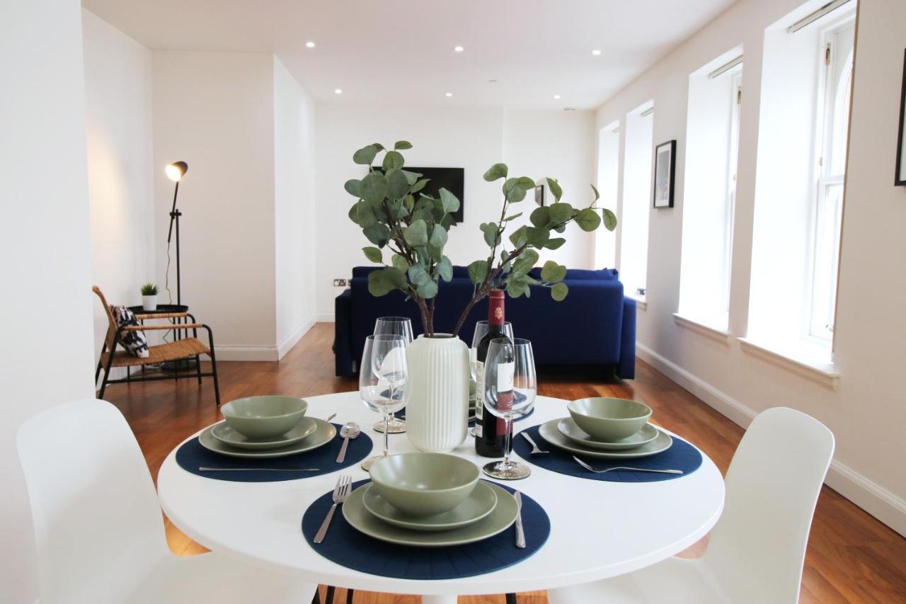 No 2 Under The Clock By Ssw - 2Br, Right In The City Centre, Sleeps 6 Cardiff Kültér fotó