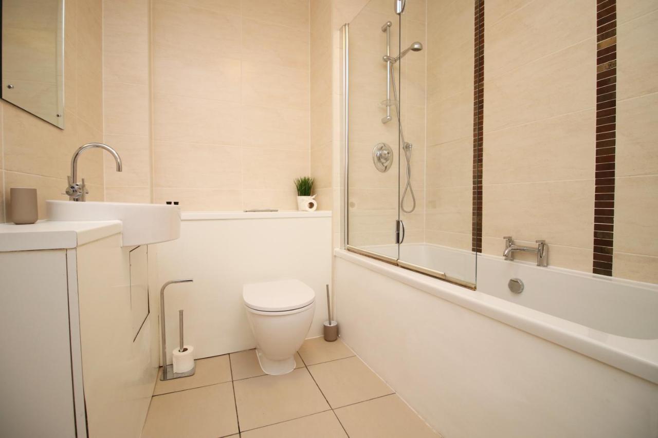 No 2 Under The Clock By Ssw - 2Br, Right In The City Centre, Sleeps 6 Cardiff Kültér fotó