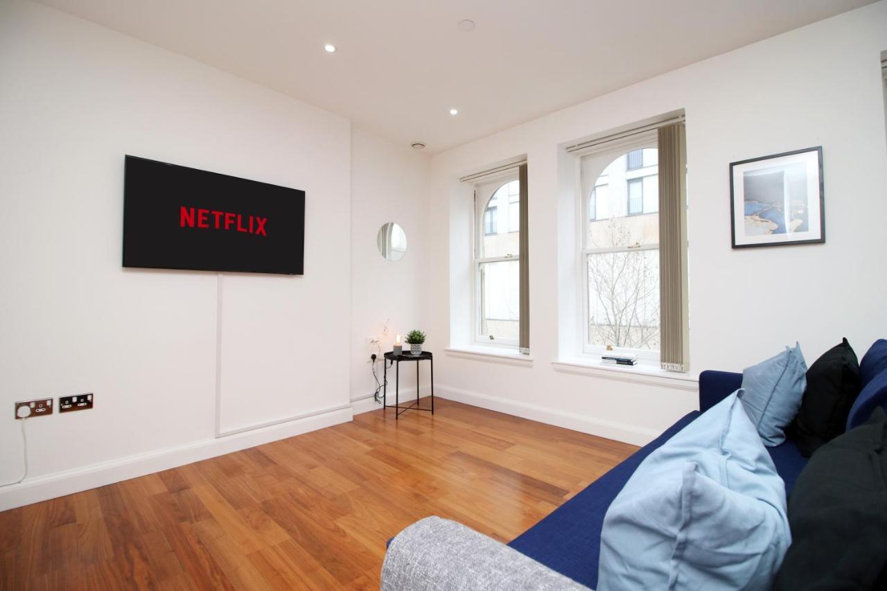 No 2 Under The Clock By Ssw - 2Br, Right In The City Centre, Sleeps 6 Cardiff Kültér fotó