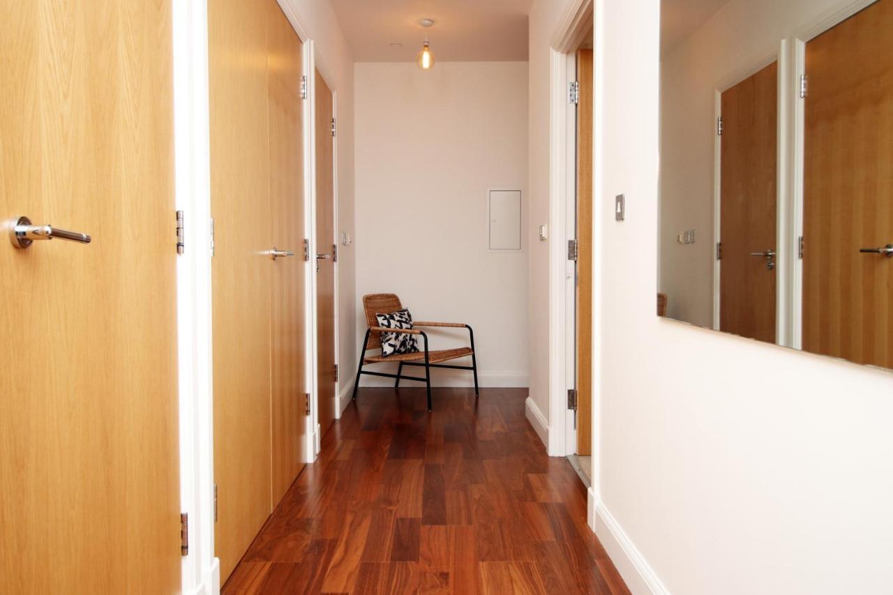 No 2 Under The Clock By Ssw - 2Br, Right In The City Centre, Sleeps 6 Cardiff Kültér fotó