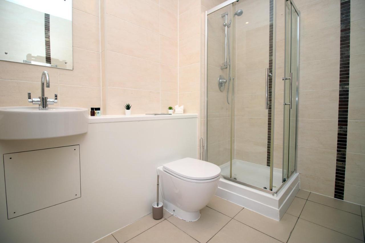 No 2 Under The Clock By Ssw - 2Br, Right In The City Centre, Sleeps 6 Cardiff Kültér fotó