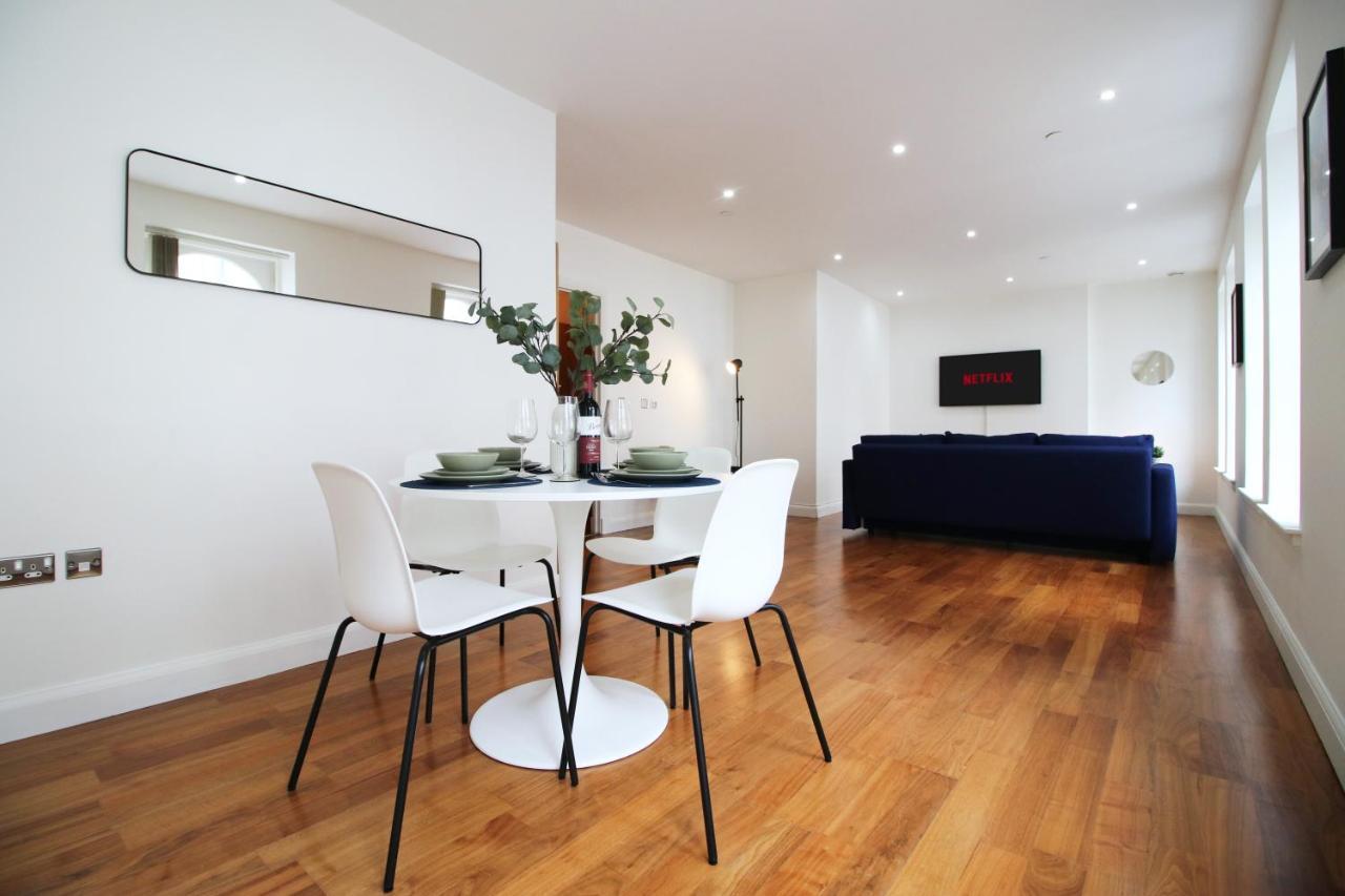 No 2 Under The Clock By Ssw - 2Br, Right In The City Centre, Sleeps 6 Cardiff Kültér fotó